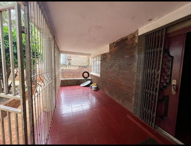 11 BEDROOM HOUSE FOR SALE IN BEZUIDENHOUT VALLEY